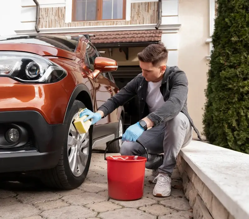 Lavage auto à domicile Saint-Thomas-de-Courceriers : professionnel intervenant sur un véhicule